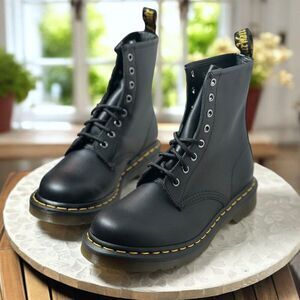 Doc Martens 1460 8-Eye Classic Smooth Leather Lace Up Boots Black Women’s Size 8